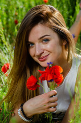 Naklejka premium pretty woman in the field of poppies