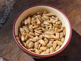 Graines de tournesols salées dans un bol