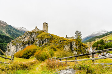 Ardez, Dorf, Kirche, Ruine, Felsen, Kirchturm, Unterengadin, Alpen, Graubünden, Wanderweg, Herbst, Herbstfarben, Schweiz