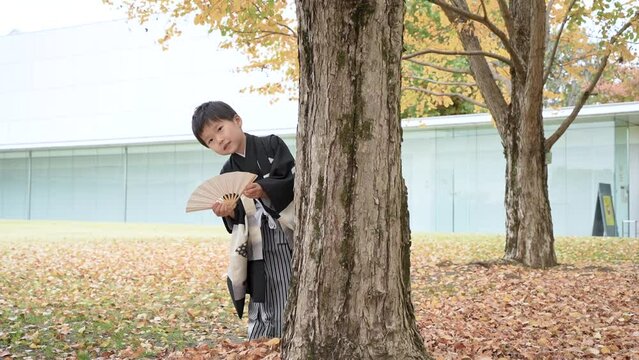 七五三で袴を着て記念写真を撮る日本人の5歳の男の子