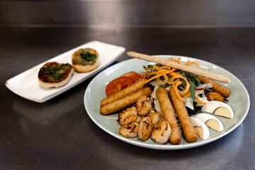 Salat mit Mozzarellasticks