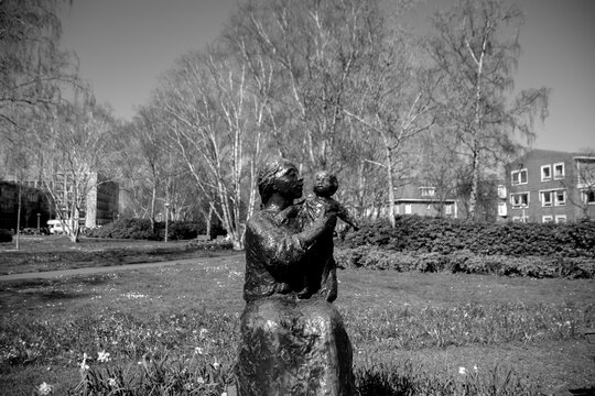 Mother And Child Statue From Gerarda Rueter At Amsterdam The Netherlands 2019