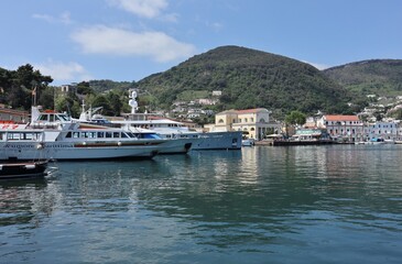 Fototapeta na wymiar Ischia - Scorcio del porto da Via Porto