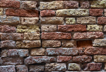Backsteinmauer in verschiedenen Rottönen