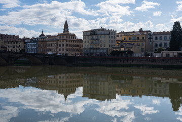 Obraz premium Bank of the river Arno in Florence, Italy. Buildings. Reflection. Panorama.