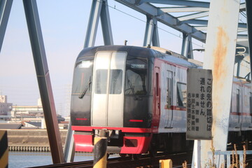 晴れた日の名古屋鉄道の電車