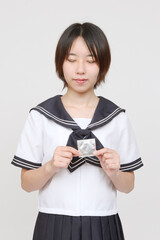 コンドームを持った女子学生