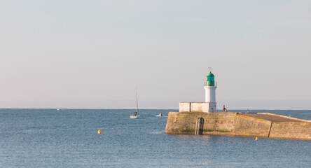 la petite jetée et le phare vert à l'entrée du port des Sables d'Olonne en Vendée en France en...