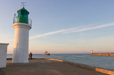 la petite jetée et le phare vert à l'entrée du port des Sables d'Olonne en Vendée en France en été