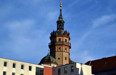 Obraz premium Turm hinter einer Hausfassade in Leipzig