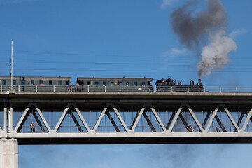 Dampflok auf Gro&szlig;hesseloher Br&uuml;cke &uuml;ber der Isar bei M&uuml;nchen