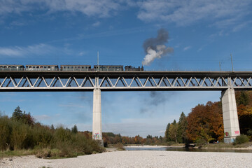 Dampflok auf Großhesseloher Brücke über der Isar bei München