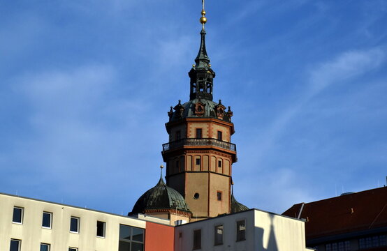 Turm hinter einer Hausfassade in Leipzig
