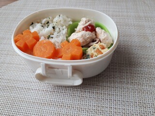 お花のにんじんが入った小さなこどものお弁当