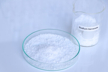  sodium benzoate in glass, chemical in the laboratory and industry - obrazy, fototapety, plakaty