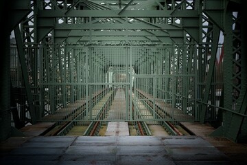 Blik door de metalen constructie van de De Hefbrug in Rotterdam