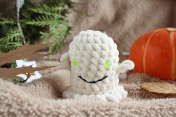 Knitted toys on a table. Natural. Knitted ghosts. Product layout. Knitting. Hobby. flatlay