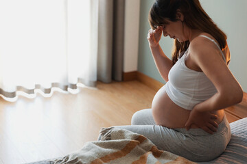 Pregnant woman calling medical assistance - 545204796