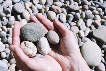 Fototapeta na wymiar stones in the hands