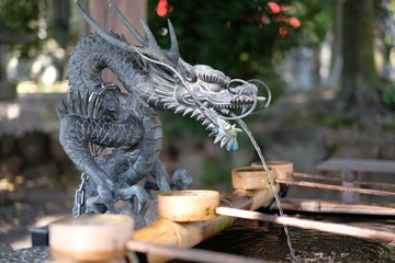 Sculptuur van een draak in het Japanse nationale schat Inuyama-kasteel