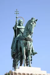 Fotobehang Historisch monument Verticaal schot van het standbeeld in Boedapest, Hongarije