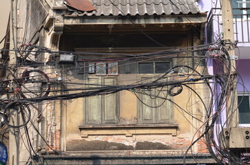 Alte Gebäude und Verkabelungen in Chinatown Bangkok.