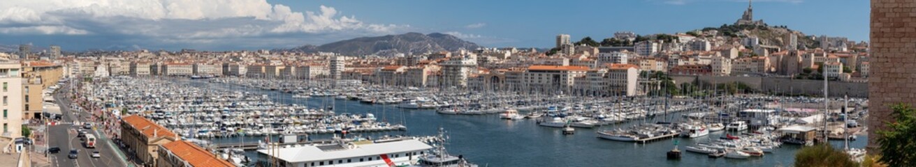 Fototapeta na wymiar Panorama sur le Vieux-Port de Marseille