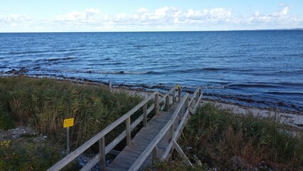 Obraz premium Wooden stairway to a lake coast