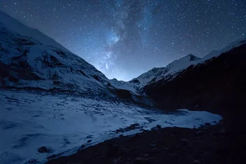 Zelfklevend behang Himalaya Maanachtige nacht in het Dhaulagiri-basiskamp in de bergen van de Himalaya, Nepal