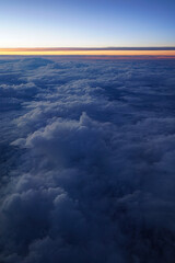 Die Morgensonne geht über dem Horizont auf am Himmel aus dem flugzeug