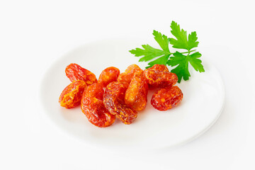 白い皿にのせたドライ塩トマト