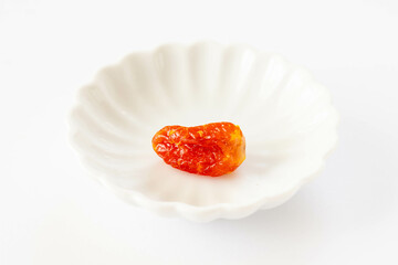 小皿にのった一粒のドライトマト