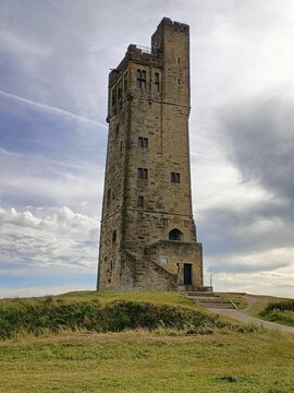 Fototapeta Vertical shot of the Castle Hill heritage landmark located in Huddersfield, England