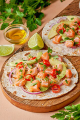 wrap de salmão fresco com abacate