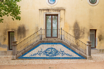 Porte avec escaliers et azulejos