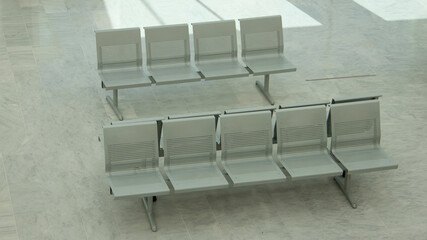 BENCHES TO REST IN THE WAITING ROOM OF A HOSPITAL WHERE YOU CAN APPRECIATE CLEANNESS, LIGHT AND ORDER