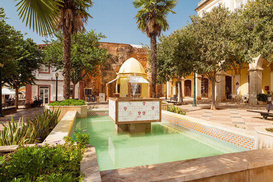 Fontaine sur la place de Silves