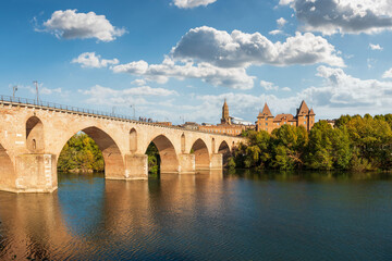Fototapeta premium Old bridge over the Tarn river in Montauban, in Tarn et Garonne, in Occitanie, France