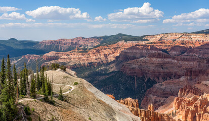 Naklejka premium Hikers on the Ramparts Trail with view towards Spectra Point Overlook at the Cedar Breaks national monument - Utah - Amphitheater 