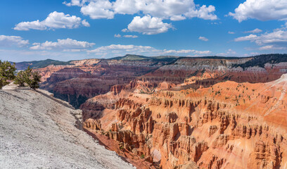 Ramparts Trail view of Spectra Point Overlook at the Cedar Breaks national monument - Utah - Amphitheater 