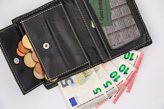 Das Bezahlen mit Bargeld wie Euro-Münzen und Scheinen ist in Deutschland beliebt