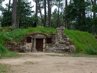 Casa en la montaña camuflada por la hierba