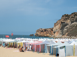 Playa en verano con sombrillas