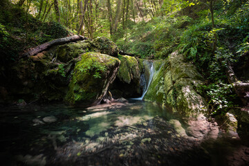 paesaggio bucolico delle cascate di rioscuro, in provincia di roma