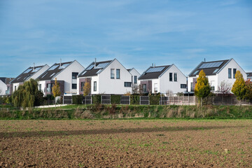Solaranlagen auf den Häusern eines Neubaugebiets in Düsseldorf - obrazy, fototapety, plakaty