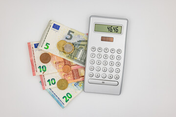 Staatliche Hilfe mit Münzen und Geldscheinen durch Einmalzahlung in der Energiekrise mit hohen Euro Gaspreisen in Deutschland - obrazy, fototapety, plakaty