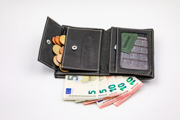 Wenig Euro Rente in der Geldbörse reicht nicht für das teure Leben in Europa im Winter - obrazy, fototapety, plakaty