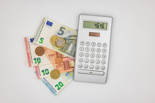 Staatliche Hilfe mit Münzen und Geldscheinen durch Einmalzahlung in der Energiekrise mit hohen Euro Gaspreisen in Deutschland