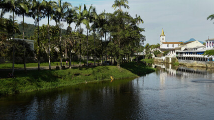 Fototapeta premium Vista panorâmica da cidade de Morretes, litoral do estado do Paraná, sul do Brasil, cordade pelo rio Nhundiaquara.