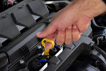 Checking the amount of oil in the car engine via the level control rod